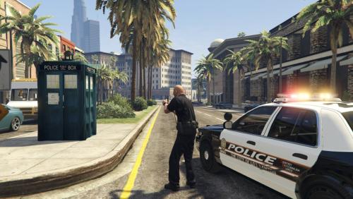 Police Investigating a Strange Box That Landed in Vinewood